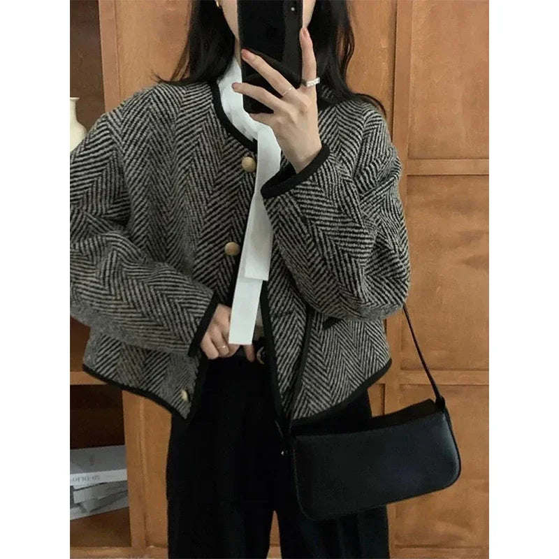 Cropped Tweed Jacket – Loose Elegant Fall Look