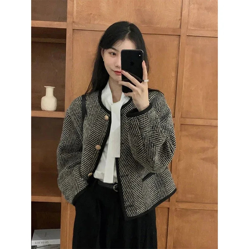 Cropped Tweed Jacket – Loose Elegant Fall Look