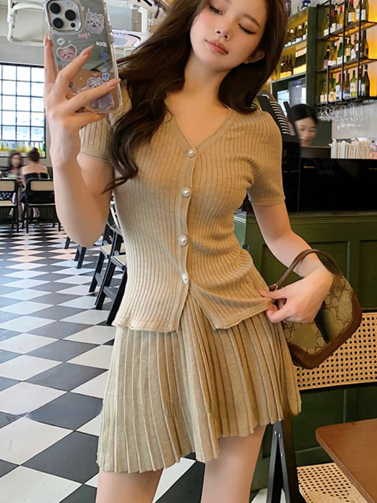 Retro Bodycon Mini Skirt Set – Casual Top + Pleated Skirt